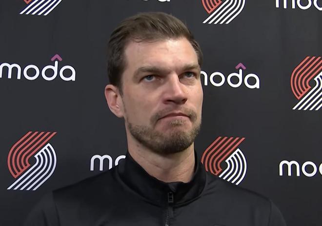 开拓者客场不敌76人 18次失误暴露攻防隐患 杨瀚