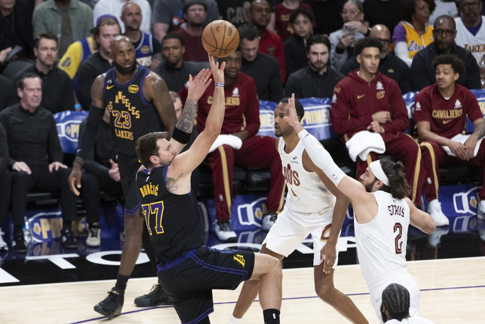 湖人客场力克骑士东契奇里程碑战报出炉