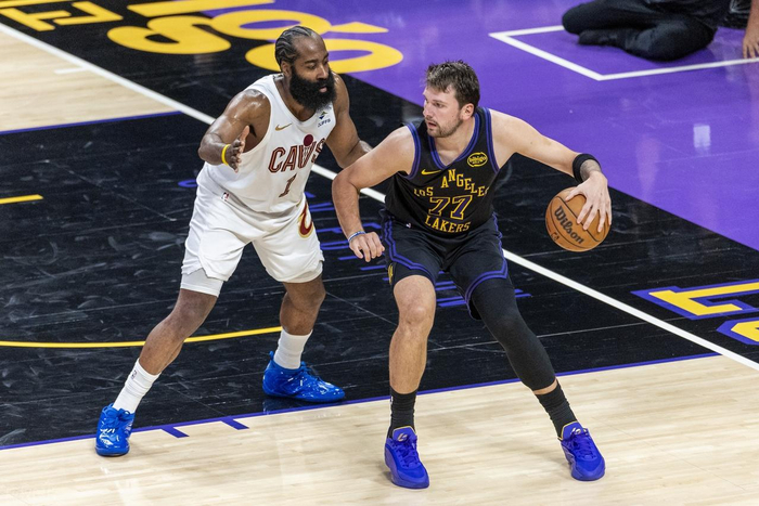 湖人客场力克骑士东契奇里程碑战报出炉