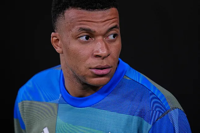 皇马医疗误诊姆巴佩左膝伤情持续影响比赛表现