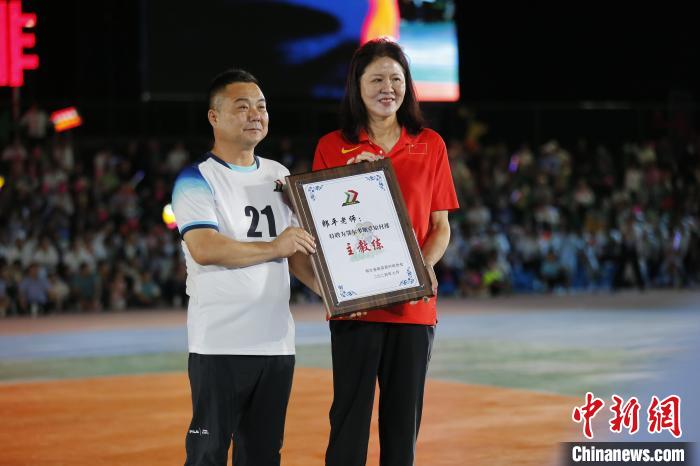 郎平现身内蒙古草原村排赛 草原牧民热情迎接