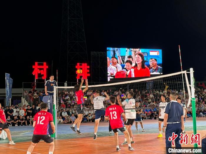 郎平现身内蒙古草原村排赛 草原牧民热情迎接