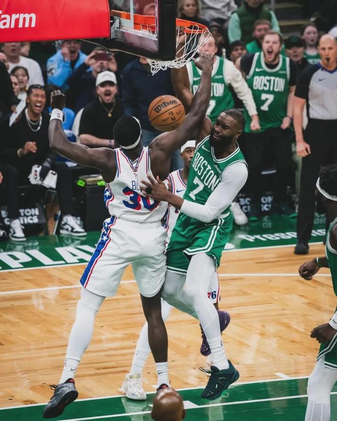 埃奇库姆爆发助76人逆转凯尔特人 王炸组合力克