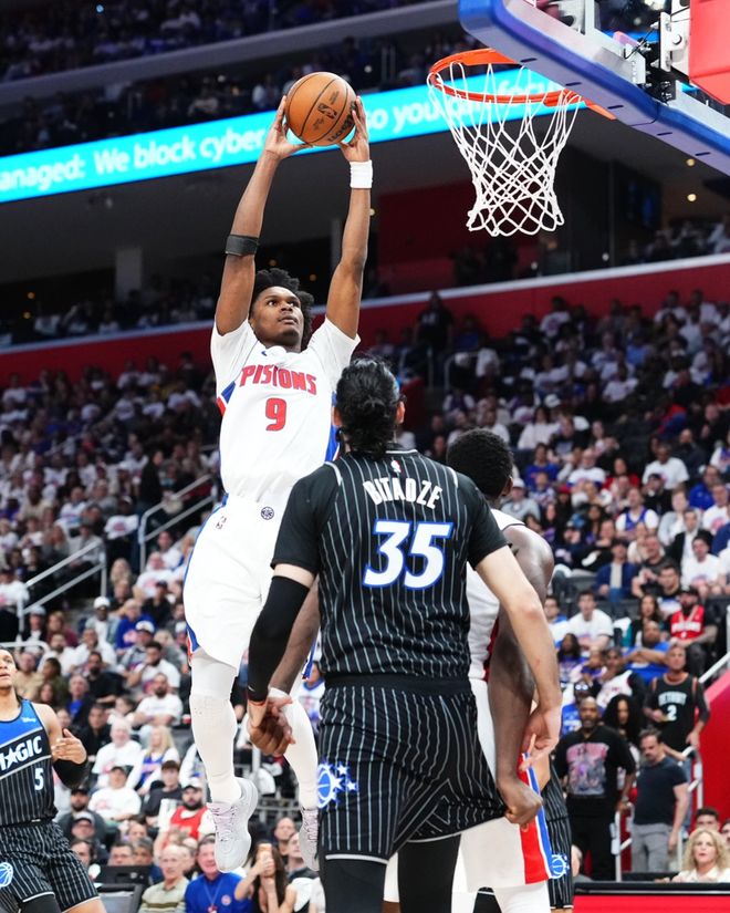 活塞队主场逆转魔术队 总比分1-1平